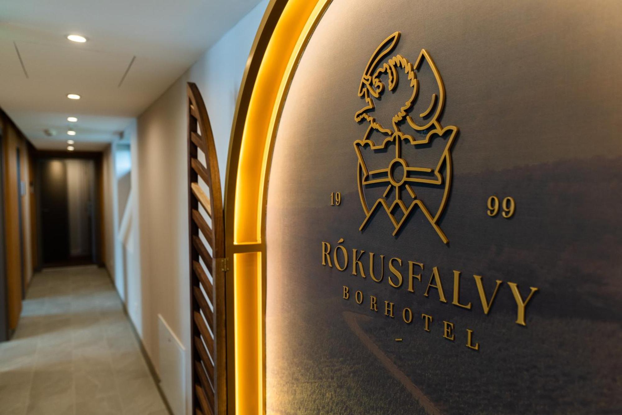 Rokusfalvy Borhotel Es Fogado Etyek Dış mekan fotoğraf