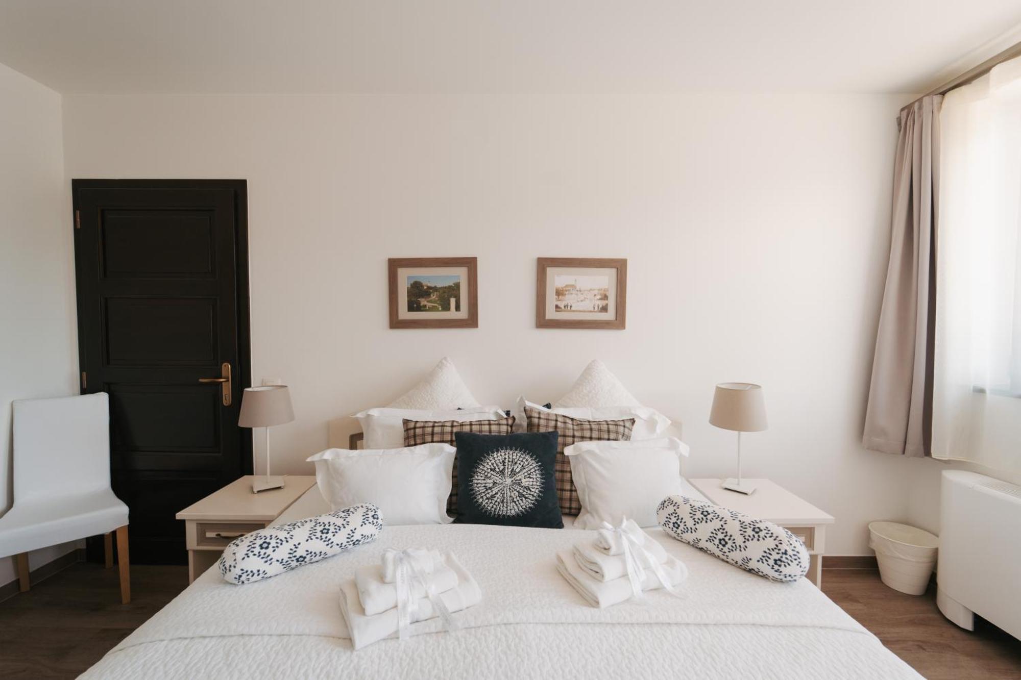 Rokusfalvy Borhotel Es Fogado Etyek Dış mekan fotoğraf